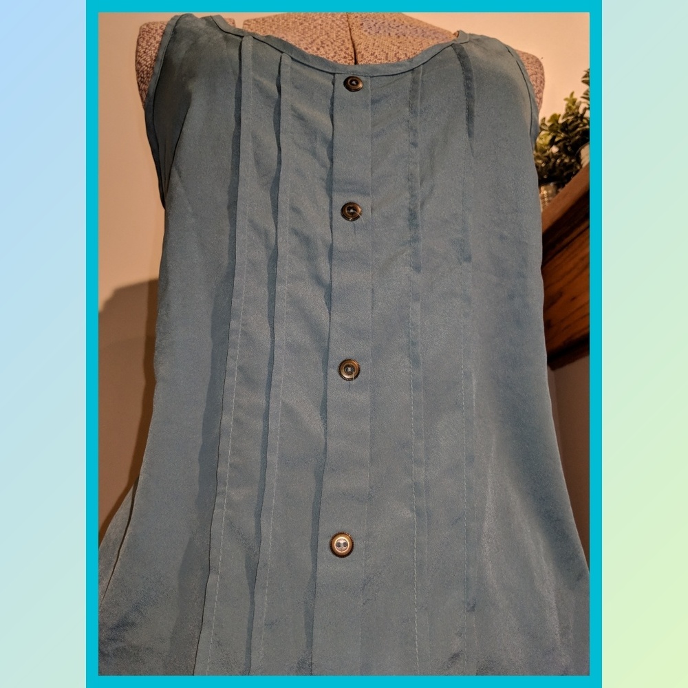 Lush Top with cute back - Picture 3 of 5